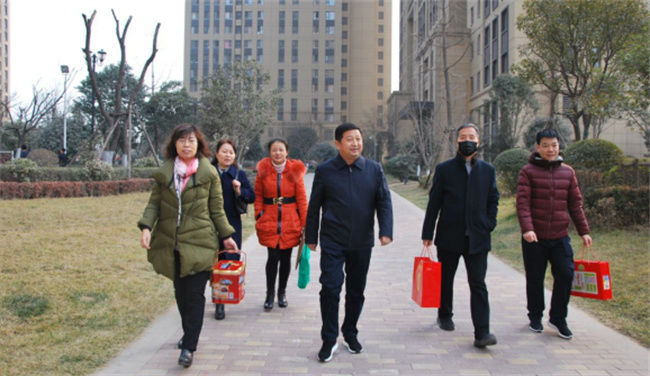 公司黨政工領(lǐng) 導(dǎo)親切看望慰問老干部、老同志和困難勞模、困難員工